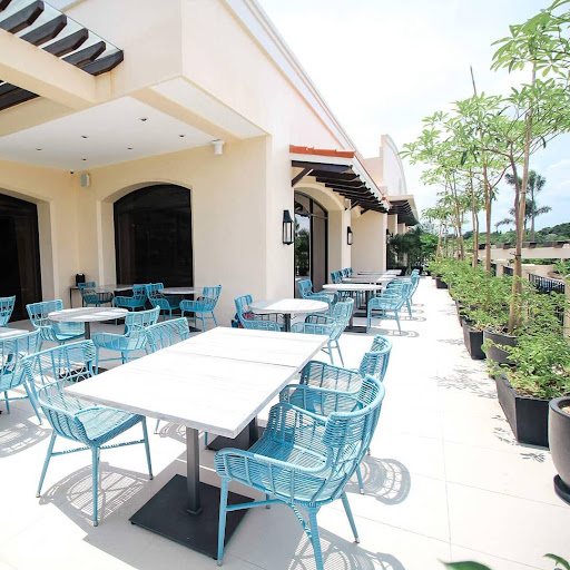 Al fresco dining in Las Pinas